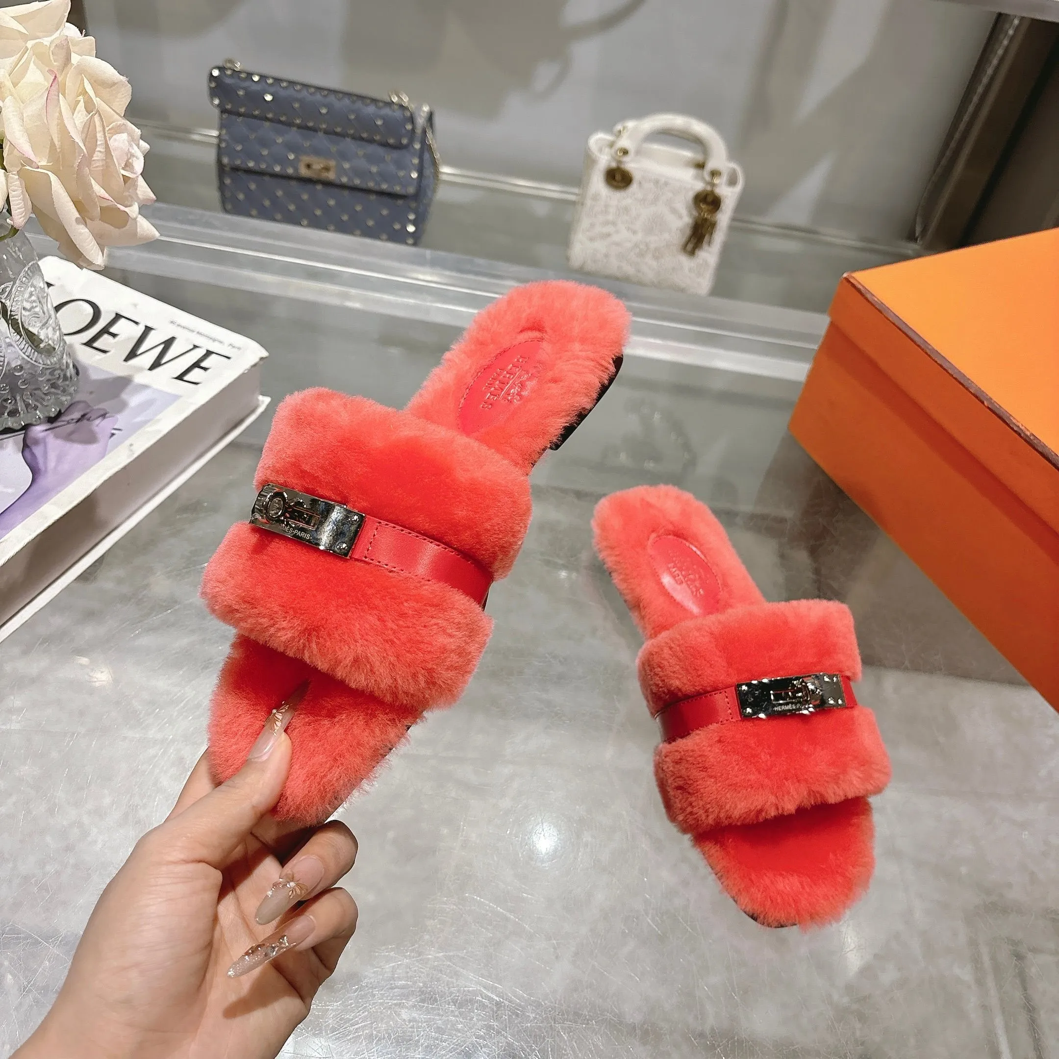👟👟Ex-factory price 500👟👟 Purchasing agent level Hermes Hermès second uncle hair slippers are in stock all year round. 2025 new and new colors official website, Xiaohongshu synchronizes the latest color matching Hermès hot models are hot online, upgraded workmanship, high quality! Fashionable small wool H-trailers, autumn and winter style flat-soled wool mop, can be customized without standard, non-refundable and non-exchangeable. Fabric: Imported lamb's roll real wool. Lining: Imported lamb's roll real wool. Outsole: Genuine leather outsole. Size: 35-43, [Note: 41, 42, 43 customized]